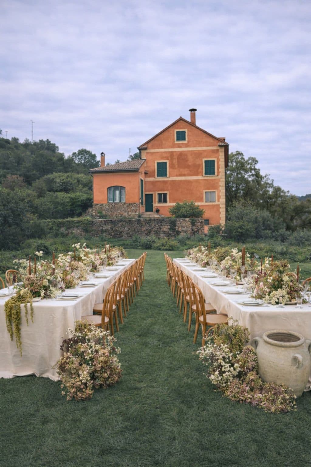 Tavolata di un matrimonio in un casolare ligure
